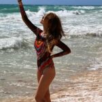 Sofya Kashtanova Instagram - Ни дня не было в Мексике, чтобы у меня не спросили, где я взяла купальник. И это прекрасные вопросы, потому что я хочу, чтобы этот бренд знал весь мир! Очень важно защищать своё тело от ультрафиолетовых лучей. Мы мажемся кремами, но они не всегда помогают. Снимаем лямки у купальника, чтобы красиво загореть, но это смотрится совершенно не эстетично 🙈 @rodasoleil нашли решение! Потрясающий умный купальник, который обладает уровнем SPF 35 и позволяет загорать без белых следов, ожогов и покраснений. Он защищает тело от прямых солнечных лучей. Быстро высыхает, помещается в небольшую косметичку, отлично сидит на фигуре и ещё у этих купальников крутые дизайны😍 Это просто моя личная рекомендация, потому что купальники @rodasoleil должны завоевать весь мир. И нам крупно повезло: раньше они продавались только в России, а теперь доступна доставка по всему миру! Спасибо @rodasoleil ❤️