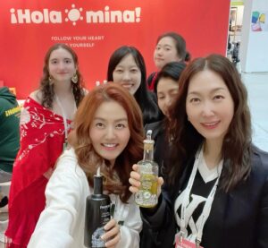 Sohn Mi-na Instagram - 또 한사람의 든든한 응원군, 오유경 아나운서 선배도 첫날 멋진 친구들과 함께 올라미나 부스를 찾아와 주셨어요. 언니는 늘 그렇듯, 다정하게 우리 직원들 한사람 한사람 수고한다, 대견하다며 격려해주고, 따뜻한 에너지 마구 흩뿌려주고 가셨습니다. 언니 넘 고마워요 😍🥰♥️

마이크로바이옴 식탁 전문가로 누구보다 똑똑한 식단을 실천하는 언니는 역시 우리 올리브오일의 진가를 아시기에 집에 아예 쌓아두고 모든 요리에 사용하고 계시는데, 현장에서 화이트 트러플과 바질 올리브유에 반해 또 잔뜩 쟁여 가셨네요. 👍🙏

<어른연습>의 저자답게 많은 면에서 모범이 되어 주는 워너비 선배, 그나저나 왜 더 갈수록 예뻐지는 건지! ☺ 우리 올리브유 덕분? 🤣 차곡차곡 준비 중인 평창동 1번지 프로젝트를 포함해 하시는 모든 일에서 성공을 거두기를, 지금처럼 시간을 거꾸로 거슬러 더더 건강하고 아름다워지시기를 저도 응원해요~ 👍🥳♥️

#올리브유 #스페인 #올라미나 #어른연습 #오유경 #아나운서