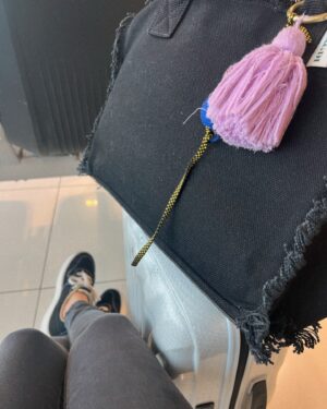 Sohn Mi-na Instagram - 비오는 날 부산에서는 뭘 하면 좋을까요? 잘 아시는 분들 도와주세요~ 

비몽사몽… 모처럼 일 없는 주말인데 새벽 기상, 비 내리는 우중충한 하늘을 아쉬워하며 공항에 도착. 부산행 비행기 기다려요. 

인생의 고비고비 언제나 곁에서 힘이 되어준 고마운 친구, 어느새 20년지기, 친동생처럼 아끼는 베네수엘라 출신 스페인 기자 다비드가 한국에 오기로 해서 만나러 갑니다. 

정말 좋은 추억 만들어주고 싶은데 하필 이번 주말 날씨가… 😅

#부산 #비오는날 #뭘하면좋을까 #어서와한국은두번째지 #😜