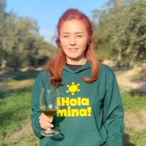 Sohn Mi-na Instagram - <올라미나>를 만나는 법^^🥳😊🙌

세상의 흐름을 보아도, 개인의 삶에 있어서도 커다란 챕터가 바뀌는 것을 절감할 수 있던 최근의 시간들. 그 어느때보다 열심으로 땀 흘리며 꽉꽉 채워 달려온 2023년이었어요. 

두 권의 책이 나왔고, 산티아고 순례길 다큐 영화가 상영되었고, 스페인 국왕의 훈장을 받았고 등등… 굵직한 일들이 있었죠. 하반기에는 <올라미나> 프로젝트를 시작한 것이 의미가 큰데요, 그동안 쌓아 온 다양한 경험과 노하우를 바탕으로 제 가슴을 뛰게 하는 동시에 저의 재능이 가장 잘 쓰이게 할 수 있는 일을 고민한 결과이기 때문이죠. 

그 이름에서 힌트를 얻으셨겠지만, 한국과 스페인어권 세상을 연결하는 일들을 하게 될 텐데, <올라미나>의 스타트를 끊은 테마는 스페인이 단연 최고라고 자부할 수 있는, 인간을 위한 신의 선물 ‘올리브오일’이었어요. 

‘세상을 누비고 다니며 알게 된 좋은 것들을 본격적으로 나누자!’ 라는 단순한 생각으로 일을 벌였는데 쉽지 않은 과정이었지만 참 많이 배우는 시간이었어요. 

제가 이야기하는 스페인에 대해 무한 신뢰를 갖고 계실 분들을 위해서라도 최고가 아니면 안 된다는 생각으로 ‘500년 가업을 잇는 스페인의 올리브농장’을 찾아내 소개하고, 수확기에 직접 그 농장으로 날아가 – 참고로 스페인까지 14시간 비행하고, 경사와 커브가 심한 산길을 꼬박 서너 시간 달려야 갈 수 있는 곳… - 모든 과정을 확인하며 라이브 방송으로 보여드리고, 직접 만난 농부들이 만드는 올리브오일을 한국에 가져오는 일까지… 드.디.어.!!! 다 마무리되었다니 정말 기쁘네요. 


한국과 스페인의 거리를 좁히고, 모두가 조금 더 행복하고 건강해지는 지혜를 나누고, 맛있는 경험을 공유하는 일에 동참해주신 여러분 고맙습니다. 그야말로 생과일주스처럼 바로 짜낸 스페인 올리브오일의 신선함을 만끽하시길 바랍니다! 모두 새해에는 더욱 건강해집시다~ 

P.S.
* 배송되는 동안 동결현상이 발생할 수 있는데 이것은 품질에 전혀 영향을 주지 않고, 오히려 저온 추출한 프리리엄 오일에서 나타나는 현상이라는 점 참고해주세요~ 품질 좋은 올리브오일은 영상 10도 이하부터 동결현상 발생합니다~ 
* 네이버 쇼핑에서 <올라미나> 검색하거나 sohnmina.com 에 찾아오셔서 2024 햇 올리브오일을 사실 수 있어요. 프로필 링크 타고 오셔도 되어요. 


#올리브유 #스페인 #건강 #요리 #다이어트 #olive #oliveoil #spain #españa #health #healthyfood #salud #comida #vidasana #cocina