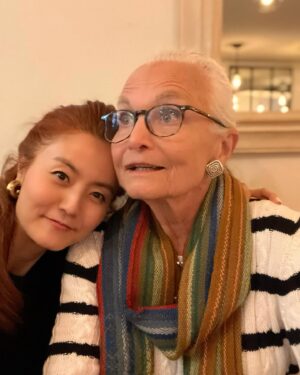 Sohn Mi-na Instagram - 유럽까지 왔는데 프랑스 부모님을 뵙지 않을 수 없어 귀국길은 파리를 통하기로. 흐트러짐 없는 우아함과 에너지, 여전히 짓궂은 농담과 유머, 식지 않는 호기심과 학구열, 창작을 향한 열정, 80을 넘긴 연세에 아직도 거뜬하게 매끼 와인 한병을 열어 드실 수 있는 체력. 

멋드러짐이 철철 넘치지만 이분들에게 명품이나 허세 따위는 없고, 50년째 매일 착용중인 단 한 세트의 악세서리, 적어도 20년 이상 입고 계신 저가 브랜드의 의상이 있을 뿐. 그들이 빛나는 이유는 인품과 삶을 대하는 진지하고 이성적인 태도, 편견없이 타인을 대하는 너그러움과 인자함, 인간에 대한 사랑, 그 덕분임을 확신하고 다시 한번 확인할 수 있던 시간. 우리 한국 딸이 왔다고 좋아서 어쩔 줄 모르시던 모습, 함께 웃고 포옹하고 애정 넘치는 순간을 보낸 것은 또 하나의 돈으로 환산할 수 없는 추억이 되겠죠. 

여행이, 언어가, 용기내어 하는 도전들이 가져다 주는 이같은 삶의 선물은 정말 감사하고 또 감사할 따름이에요. 

번갯불에 콩볶듯 잠깐 들러서 오로지 두분과 시간을 보내고는 이제 귀국행 비행기. 

산티아고 순례길과 견주어도 될 만큼 역대급 체력 소모가 있었던 장기 출장. 너무나 많은 일을 했고, 많은 만남과 우연들이 이어졌고, 많이 배우고 성장하고… 이제 이걸 잘 소화하고 정리하고 나누는 일이 남았네요. 

서울에서 곧 밀린 소식 업데이트 겸 라이브 한번 할게요~! 
집에 가는 게 이리 설렐 수가 없네요. 😅👍🙏
아이 좋아라~ 😊😍😝

#귀국 #행복 #인연 #가족