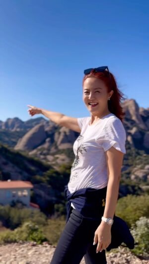 Sohn Mi-na Instagram - 스페인어로 “톱니 모양의 산”이란 뜻의 이름을 갖고 있는 몬세랏. 종교적 의미에서 중요하고 특별할 뿐 아니라 수도원을 둘러싼 엄청난 자연, 그것이 주는 감동과 교훈을 생각하면 절로 엄지척 하게 되는 이곳 👍👍👍

#스페인 #몬세랏 #여행 #바르셀로나 #천주교 #까미노 #spain #montserrat #barcelona