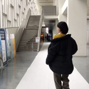 Sohn Su-hyun Instagram - 아트하우스 모모에서 화이트카펫(아님)을 걷고 아네스바르다 감독님을 만나고 포스터를 가지고 싶어하다가 실패하고 시네필 룸메와 영화 한편을 봤다.