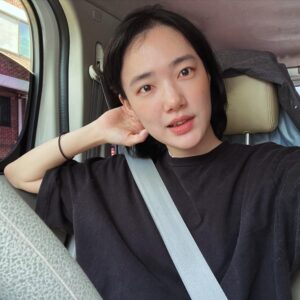 Sohn Su-hyun Instagram - 제일 많은 사진을 찍게 되는 곳 왜인지 늘 차 안…🤳
