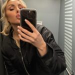 Sointu Borg Instagram - Koska ylisuorittamisen romantisointi on ysäriä, tässä mun TOP-keinot suojella omaa jaksamista, kun meneillään on tiiviimpi työputki. 1. Tuotan pettymyksiä. Tuotan niitä päivittäin. Pyrin olemaan sinut syyllisyyden kanssa. Kieltäydyn ystävien kahvikutsuista, en vastaa puhelimeen, jätän osittain whatsappia ja s-postia purkamatta. Jos joku kuolee tai syntyy, tieto saavuttaa minut kyllä. 2. Kuplaudun ja olen ajankäytöllisesti super itsekäs. Tämä sinänsä linkittyy kohtaan numero yksi. Mikäli asia ei ole akuutti, jätän reagoimatta. Kuplautumiseen kuuluu omalla kohdalla se, että laitan luuria lentotilaan ja keskityn vaan siihen, mitä sinä päivänä teen. Moni kysymys ja asia jää roikkumaan. Regoin vaan kriittiseen. En seuraa tiiviisti uutisia ja yritän olla syyllistymättä siitä, että yleissivistykseni rapautuu. 3. Sanon ei. En ota mitään ekstraa kalenteriin, vaikka kyseessä olisikin kiva juttu tai prokkis. Kun kalenteri on täynnä, se on täynnä. Olen oppinut, että jos joustan, joudun umpikujaan. 4. En piiskaa itseäni liikkumattomuudesta ja ajoittaisista huonoista syömisistä. Sitten kun arki on balanssissa ja elän rutiineissa, teen korjausliikkeen silloin. Vaadin itseltäni vähemmän itsekuria. Yritän olla armollinen ja puhua itselleni kauniisti. 5. Pidän ”suoritusputken” rajallisena. En tee siitä pysyvää olotilaa. Isoimpien rutistusten jälkeen, tähtään edessä siintävään ajanjaksoon, jossa on tilaa tai loma. Liika intensiivisyys ei saa kestää montaa kuukautta putkeen. Suoritusputken jälkeen, varaudun ”laskuihin”. 6. Käyn hieronnassa, tai kävelyllä. Annan itselleni lupaa palautua yksin ja möllöttää yksin. 7. Panostan uneen. Välillä Tomi tulee nukuttamaan, katselen videoita panda-vauvoista ja koiranpennuista. 8. Yritän vähentää ruutuaikaa tai muuten välttää ylimääräistä aivostimulaatiota. En suorita vapaa-aikaa. Jos haluan katsoa hömppää, katson hömppää. 9. En piiskaa itseäni tekemättömistä kotitöistä. Kaikkea ei voi keretä. Syön einestä, jos en jaksa kokata. Jos vessa on tuhruinen, olkoot. 10. Menen päivä kerrallaan. En tuijottele kalenteria liialti eteenpäin. Aikataulutan väliin myös ”nollauspäiviä”, eli zeroaktiviteettiaikaa. Armollisuutta viikonloppuun. 🫶🏻