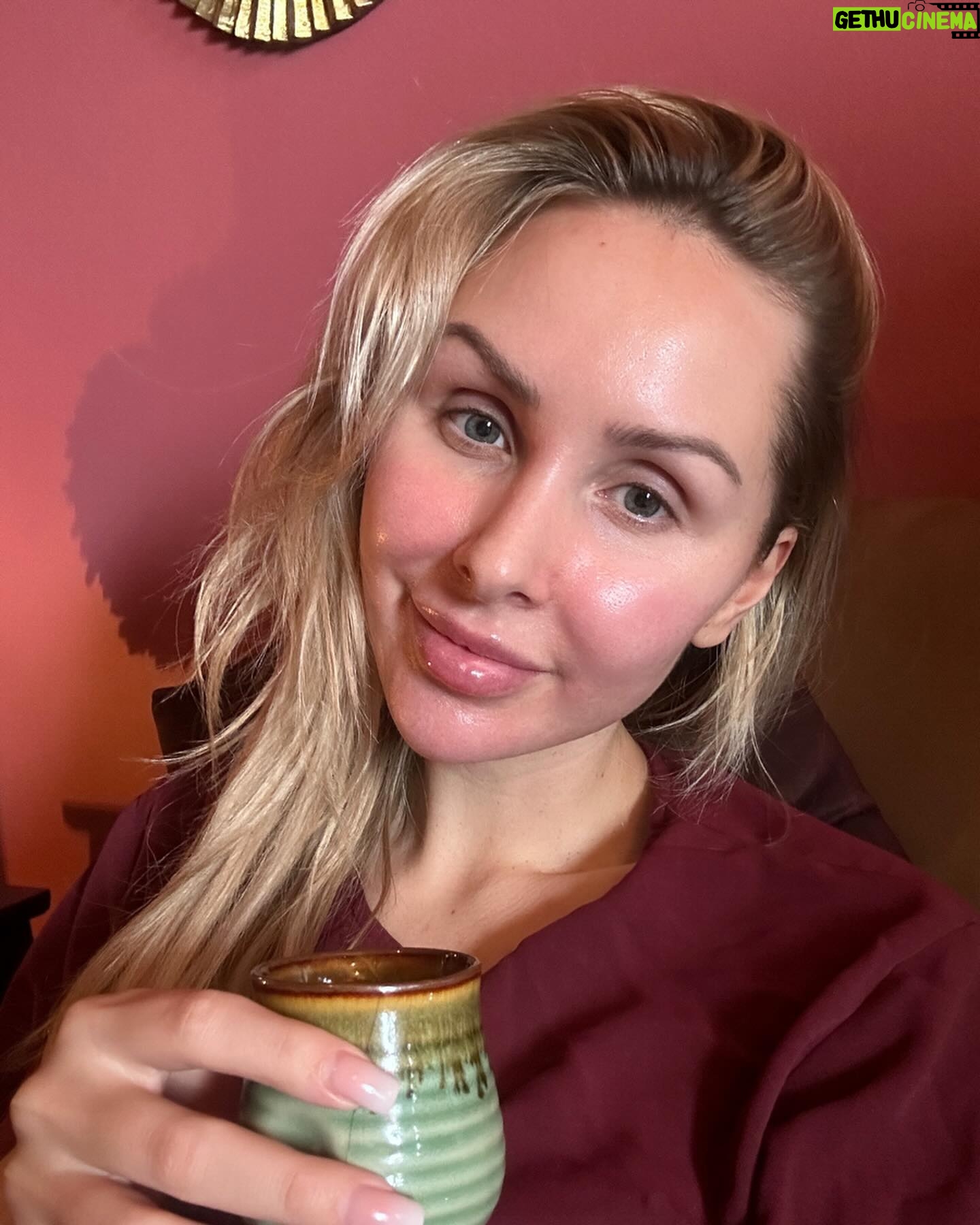 Sointu Borg Instagram - Sunnuntait on aiemmin ahdistanu, nykyään alkaa olla lempipäiviä. Yritin saada viikolla kertyneet kierrokset alas, niin vein itteni hierontaan. Hyvä minä. Pesin myös pyykkiä, tuplapeukku siitä.
