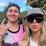 Sointu Borg Instagram - Pikkuveli 17 vuotta. Vuoden päästä kyllä isketään Mansen yöhön. Se on eri asia, laskevatko tämmöstä mammaa matkaan, mutta jos ostan pullon tai jotain niin kai sitä saa jotenkin lahjottua itsensä messiin. 🤣 Vasta olit pieni käärö sylissäni. Veli on meidän perheen iltatähti ja sen takia suhde on niin erityinen, kun on tullut nukutettua, syötettyä ja kärrätyä tätä korstoa. Olit maailman söpöin vauva @elmoborgg ja nyt olet älykäs, huomioonottava, lahjakas ja sydämen viisautta omaava nuorimies. Oon niin ylpee siitä, millainen tyyppi susta on kasvanut. Kunnioitat kaikkia ympärilläsi, olet kohtelias ja mansemaisen rento kaveri. Olet hiano miäs nääs ja maailma auki. 🙏🏻
