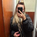 Sointu Borg Instagram - Koska ylisuorittamisen romantisointi on ysäriä, tässä mun TOP-keinot suojella omaa jaksamista, kun meneillään on tiiviimpi työputki. 1. Tuotan pettymyksiä. Tuotan niitä päivittäin. Pyrin olemaan sinut syyllisyyden kanssa. Kieltäydyn ystävien kahvikutsuista, en vastaa puhelimeen, jätän osittain whatsappia ja s-postia purkamatta. Jos joku kuolee tai syntyy, tieto saavuttaa minut kyllä. 2. Kuplaudun ja olen ajankäytöllisesti super itsekäs. Tämä sinänsä linkittyy kohtaan numero yksi. Mikäli asia ei ole akuutti, jätän reagoimatta. Kuplautumiseen kuuluu omalla kohdalla se, että laitan luuria lentotilaan ja keskityn vaan siihen, mitä sinä päivänä teen. Moni kysymys ja asia jää roikkumaan. Regoin vaan kriittiseen. En seuraa tiiviisti uutisia ja yritän olla syyllistymättä siitä, että yleissivistykseni rapautuu. 3. Sanon ei. En ota mitään ekstraa kalenteriin, vaikka kyseessä olisikin kiva juttu tai prokkis. Kun kalenteri on täynnä, se on täynnä. Olen oppinut, että jos joustan, joudun umpikujaan. 4. En piiskaa itseäni liikkumattomuudesta ja ajoittaisista huonoista syömisistä. Sitten kun arki on balanssissa ja elän rutiineissa, teen korjausliikkeen silloin. Vaadin itseltäni vähemmän itsekuria. Yritän olla armollinen ja puhua itselleni kauniisti. 5. Pidän ”suoritusputken” rajallisena. En tee siitä pysyvää olotilaa. Isoimpien rutistusten jälkeen, tähtään edessä siintävään ajanjaksoon, jossa on tilaa tai loma. Liika intensiivisyys ei saa kestää montaa kuukautta putkeen. Suoritusputken jälkeen, varaudun ”laskuihin”. 6. Käyn hieronnassa, tai kävelyllä. Annan itselleni lupaa palautua yksin ja möllöttää yksin. 7. Panostan uneen. Välillä Tomi tulee nukuttamaan, katselen videoita panda-vauvoista ja koiranpennuista. 8. Yritän vähentää ruutuaikaa tai muuten välttää ylimääräistä aivostimulaatiota. En suorita vapaa-aikaa. Jos haluan katsoa hömppää, katson hömppää. 9. En piiskaa itseäni tekemättömistä kotitöistä. Kaikkea ei voi keretä. Syön einestä, jos en jaksa kokata. Jos vessa on tuhruinen, olkoot. 10. Menen päivä kerrallaan. En tuijottele kalenteria liialti eteenpäin. Aikataulutan väliin myös ”nollauspäiviä”, eli zeroaktiviteettiaikaa. Armollisuutta viikonloppuun. 🫶🏻