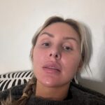Sointu Borg Instagram - Koska ylisuorittamisen romantisointi on ysäriä, tässä mun TOP-keinot suojella omaa jaksamista, kun meneillään on tiiviimpi työputki. 1. Tuotan pettymyksiä. Tuotan niitä päivittäin. Pyrin olemaan sinut syyllisyyden kanssa. Kieltäydyn ystävien kahvikutsuista, en vastaa puhelimeen, jätän osittain whatsappia ja s-postia purkamatta. Jos joku kuolee tai syntyy, tieto saavuttaa minut kyllä. 2. Kuplaudun ja olen ajankäytöllisesti super itsekäs. Tämä sinänsä linkittyy kohtaan numero yksi. Mikäli asia ei ole akuutti, jätän reagoimatta. Kuplautumiseen kuuluu omalla kohdalla se, että laitan luuria lentotilaan ja keskityn vaan siihen, mitä sinä päivänä teen. Moni kysymys ja asia jää roikkumaan. Regoin vaan kriittiseen. En seuraa tiiviisti uutisia ja yritän olla syyllistymättä siitä, että yleissivistykseni rapautuu. 3. Sanon ei. En ota mitään ekstraa kalenteriin, vaikka kyseessä olisikin kiva juttu tai prokkis. Kun kalenteri on täynnä, se on täynnä. Olen oppinut, että jos joustan, joudun umpikujaan. 4. En piiskaa itseäni liikkumattomuudesta ja ajoittaisista huonoista syömisistä. Sitten kun arki on balanssissa ja elän rutiineissa, teen korjausliikkeen silloin. Vaadin itseltäni vähemmän itsekuria. Yritän olla armollinen ja puhua itselleni kauniisti. 5. Pidän ”suoritusputken” rajallisena. En tee siitä pysyvää olotilaa. Isoimpien rutistusten jälkeen, tähtään edessä siintävään ajanjaksoon, jossa on tilaa tai loma. Liika intensiivisyys ei saa kestää montaa kuukautta putkeen. Suoritusputken jälkeen, varaudun ”laskuihin”. 6. Käyn hieronnassa, tai kävelyllä. Annan itselleni lupaa palautua yksin ja möllöttää yksin. 7. Panostan uneen. Välillä Tomi tulee nukuttamaan, katselen videoita panda-vauvoista ja koiranpennuista. 8. Yritän vähentää ruutuaikaa tai muuten välttää ylimääräistä aivostimulaatiota. En suorita vapaa-aikaa. Jos haluan katsoa hömppää, katson hömppää. 9. En piiskaa itseäni tekemättömistä kotitöistä. Kaikkea ei voi keretä. Syön einestä, jos en jaksa kokata. Jos vessa on tuhruinen, olkoot. 10. Menen päivä kerrallaan. En tuijottele kalenteria liialti eteenpäin. Aikataulutan väliin myös ”nollauspäiviä”, eli zeroaktiviteettiaikaa. Armollisuutta viikonloppuun. 🫶🏻