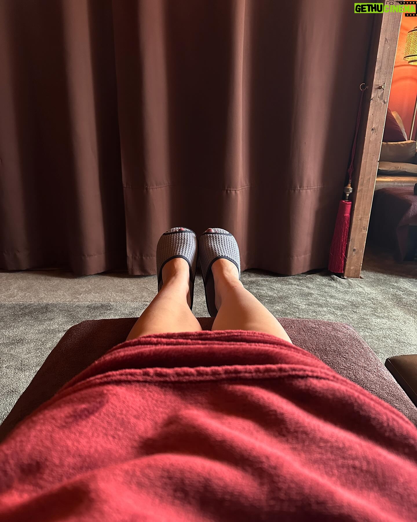 Sointu Borg Instagram - Sunnuntait on aiemmin ahdistanu, nykyään alkaa olla lempipäiviä. Yritin saada viikolla kertyneet kierrokset alas, niin vein itteni hierontaan. Hyvä minä. Pesin myös pyykkiä, tuplapeukku siitä.