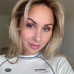 Sointu Borg Instagram – Älä jätä asioita tekemättä kritiikin pelossa. Saan päivittäin lukea olevani turhanpäiväinen tyrkkyhuora muovijäte ja silti elämä hymyilee tänäänkin ja aurinko paistaa. Askel on kevyt ja life is good.

Ylimietin itekkin välillä uusien projektien ja postauksien kohdalla, että onkohan tää nyt liikaa jne. Mutta suosittelen vaan puskemaan häpeää kohti. Sieltä avautuu aina jotain kasvattavaa ja kaunista. Tietyllä tapaa asioiden pitkittäminen tulevaan on itsepetosta. Toisekseen kritiikkiin turtuu ajan myötä. Osa asioista saattaa mennä yhä ihon alle, mutta suurin osa ei. Se on siedätyshoitoo oikeestaan. Mitä enemmän hälyä, sen merkityksettömämpää se melu on. Rauhan löytää vain sisältään.

Näkymättömyys on suomikulttuurissa hyve, mikä on itsessään tosi kiehtovaa. Naisilla ne nyanssit on veteen piirrettyjä viivoja, että paljonko saa näkyä ja kuulua. Siinä on jopa jotain ihan syntistä, jos tuo itseään esiin. Joidenkin mielestä jopa narsistista.

Puheseteissäni käsittelen tätä paljon. Samalla sanallistan sen, että esillä olemisessa ei ole mitään tekemistä itseriittoisuuden kanssa. Uskaltakaa, oikeesti. Näkyväksi itsensä tekeminen ei vie teitä helvettiin.

Ja niille kaikille, keiden mielestä ratsastan veljeni julkisuudella tai ”teen hänellä rahaa” (tätä statementia en ole ymmärtänyt koskaan) niin olkaa hyvät ja suksikaa vittuun. En ole emootioiden vallassa, oikeasti tarkoitan sitä.

Meidän välinen sisarrakkautemme on rikkoutumaton ja tykätään tehdä asioita yhdessä. Jos se hiertää, suosittelen pysähtymään ja miettimään, että miksi.

Rohkeaa sunnuntaita. 🙏🏻

Uskaltakaa elää isolla liekillä ja näkyä. Omalla tavallanne.