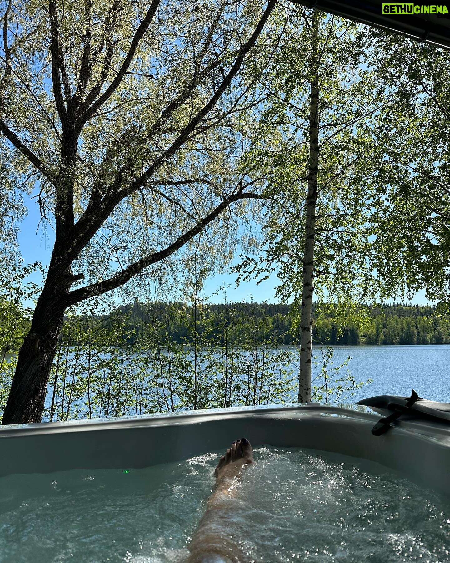 Sointu Borg Instagram - Kiitos kesä, kun oot täällä. Lupaan pysähtyä sun äärelle tällä kertaa. Lupaa säkin siellä ruudun toisella puolen.