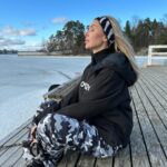 Sointu Borg Instagram - Mainos: @tyokanava / Minkälaisen mielikuvan termi “osatyökykyinen” sinussa herättää? Kantaako se päällään stigmaa?  Suomessa on 410 000 osatyökykyistä, heistä työllistettynä vain 170 000. Ilman työpaikkaa on siis n. 240 000, joista iso osa kyllä haluaisi töihin, mutta työpaikkoja ei vain tunnu löytyvän. Tämä rasittaa valtiontaloutta, nakertaa hyvinvointia ja vauhdittaa syrjäytymistä. Entä mitä osatyökykyisyydellä tarkoitetaan? Osatyökykyisyys voi johtua esimerkiksi sairaudesta (siitä toipumisesta), vammasta tai elämänkriisistä. Myös pitkäaikaistyöttömyys voi aiheuttaa osatyökykyisyyttä. Näin tiivistettynä, osatyökykyisellä henkilöllä on käytössä osa työkyvystään ja halu tämän kyvyn käyttämiseen. Osatyökykyisyys ei siis tarkoita työkyvyttömyyttä.  Termiin liitettävät mielikuvat ovat rekrytoivan osapuolen kannalta usein harhaanjohtavia. Toisin sanoen yritykset saattavat vältellä osatyökykyisen työntekijän palkkaamista peläten, että siitä seuraa enemmän kustannuksia kuin hyötyä. Tämä ei kuitenkaan pidä paikkaansa. Moni työllistää osatyökykyisiä tietämättään. Osatyökykyinen työntekijä ei ole tehoton työntekijä, hän vain tekee työtä tietyin yksilöllisin rajoittein. Omaan elämänpiiriini on kuulunut erilaista osatyökykyisyyttä läpi elämäni. On ollut kummallista seurata vierestä, kuinka toisinaan rehellisyydestä rekrytointitilanteissa “rokotetaan”. Kyse on ennen kaikkea ennakkoluuloista.  Onko sinun työpaikallasi laadittu yhdenvertaisuus- tai vastuullisuussuunnitelmaa? Oletteko palkanneet osatyökykyisiä työntekijöitä, pohtineet sitä? Työyhteisön monimuotoisuus lisää innovatiivisuutta yrityksessäsi, houkuttelevuuttasi työnantajana sekä yhteiskunnallista koheesiota. @tyokanava organisoi  “Työ tykkää kyvystä” -kampanjaa, jossa tehdään yhdessä näkyväksi se, miksi osatyökykyisten työllistäminen kannattaa! @tyokanava on yksi osa ratkaisua työttömien osatyökykyisten työllistämisessä, mutta muutokseen tarvitaan meitä kaikkia!  Mukana yhteistyössä on jo useampi yritys ja lisää kumppaneita etsitään edistämään yhteistä asiaa tekoja. Lähde mukaan ja lue kampanjasta lisää osoitteesta: www.tyotykkaakyvysta.fi/ #työtykkääkyvystä #työkyky #työllisyys