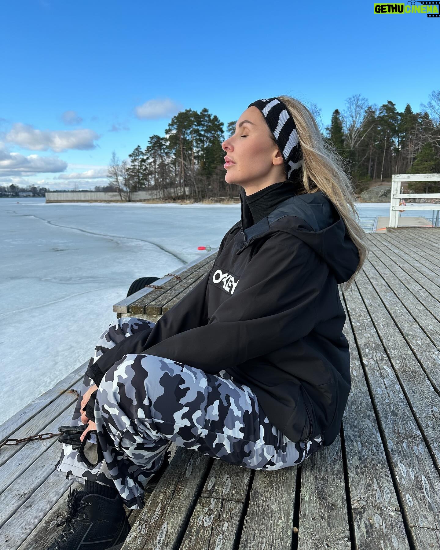 Sointu Borg Instagram - Mainos: @tyokanava / Minkälaisen mielikuvan termi “osatyökykyinen” sinussa herättää? Kantaako se päällään stigmaa? Suomessa on 410 000 osatyökykyistä, heistä työllistettynä vain 170 000. Ilman työpaikkaa on siis n. 240 000, joista iso osa kyllä haluaisi töihin, mutta työpaikkoja ei vain tunnu löytyvän. Tämä rasittaa valtiontaloutta, nakertaa hyvinvointia ja vauhdittaa syrjäytymistä. Entä mitä osatyökykyisyydellä tarkoitetaan? Osatyökykyisyys voi johtua esimerkiksi sairaudesta (siitä toipumisesta), vammasta tai elämänkriisistä. Myös pitkäaikaistyöttömyys voi aiheuttaa osatyökykyisyyttä. Näin tiivistettynä, osatyökykyisellä henkilöllä on käytössä osa työkyvystään ja halu tämän kyvyn käyttämiseen. Osatyökykyisyys ei siis tarkoita työkyvyttömyyttä. Termiin liitettävät mielikuvat ovat rekrytoivan osapuolen kannalta usein harhaanjohtavia. Toisin sanoen yritykset saattavat vältellä osatyökykyisen työntekijän palkkaamista peläten, että siitä seuraa enemmän kustannuksia kuin hyötyä. Tämä ei kuitenkaan pidä paikkaansa. Moni työllistää osatyökykyisiä tietämättään. Osatyökykyinen työntekijä ei ole tehoton työntekijä, hän vain tekee työtä tietyin yksilöllisin rajoittein. Omaan elämänpiiriini on kuulunut erilaista osatyökykyisyyttä läpi elämäni. On ollut kummallista seurata vierestä, kuinka toisinaan rehellisyydestä rekrytointitilanteissa “rokotetaan”. Kyse on ennen kaikkea ennakkoluuloista. Onko sinun työpaikallasi laadittu yhdenvertaisuus- tai vastuullisuussuunnitelmaa? Oletteko palkanneet osatyökykyisiä työntekijöitä, pohtineet sitä? Työyhteisön monimuotoisuus lisää innovatiivisuutta yrityksessäsi, houkuttelevuuttasi työnantajana sekä yhteiskunnallista koheesiota. @tyokanava organisoi “Työ tykkää kyvystä” -kampanjaa, jossa tehdään yhdessä näkyväksi se, miksi osatyökykyisten työllistäminen kannattaa! @tyokanava on yksi osa ratkaisua työttömien osatyökykyisten työllistämisessä, mutta muutokseen tarvitaan meitä kaikkia! Mukana yhteistyössä on jo useampi yritys ja lisää kumppaneita etsitään edistämään yhteistä asiaa tekoja. Lähde mukaan ja lue kampanjasta lisää osoitteesta: www.tyotykkaakyvysta.fi/ #työtykkääkyvystä #työkyky #työllisyys