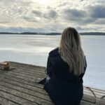 Sointu Borg Instagram - Mainos: @tyokanava / Minkälaisen mielikuvan termi “osatyökykyinen” sinussa herättää? Kantaako se päällään stigmaa?  Suomessa on 410 000 osatyökykyistä, heistä työllistettynä vain 170 000. Ilman työpaikkaa on siis n. 240 000, joista iso osa kyllä haluaisi töihin, mutta työpaikkoja ei vain tunnu löytyvän. Tämä rasittaa valtiontaloutta, nakertaa hyvinvointia ja vauhdittaa syrjäytymistä. Entä mitä osatyökykyisyydellä tarkoitetaan? Osatyökykyisyys voi johtua esimerkiksi sairaudesta (siitä toipumisesta), vammasta tai elämänkriisistä. Myös pitkäaikaistyöttömyys voi aiheuttaa osatyökykyisyyttä. Näin tiivistettynä, osatyökykyisellä henkilöllä on käytössä osa työkyvystään ja halu tämän kyvyn käyttämiseen. Osatyökykyisyys ei siis tarkoita työkyvyttömyyttä.  Termiin liitettävät mielikuvat ovat rekrytoivan osapuolen kannalta usein harhaanjohtavia. Toisin sanoen yritykset saattavat vältellä osatyökykyisen työntekijän palkkaamista peläten, että siitä seuraa enemmän kustannuksia kuin hyötyä. Tämä ei kuitenkaan pidä paikkaansa. Moni työllistää osatyökykyisiä tietämättään. Osatyökykyinen työntekijä ei ole tehoton työntekijä, hän vain tekee työtä tietyin yksilöllisin rajoittein. Omaan elämänpiiriini on kuulunut erilaista osatyökykyisyyttä läpi elämäni. On ollut kummallista seurata vierestä, kuinka toisinaan rehellisyydestä rekrytointitilanteissa “rokotetaan”. Kyse on ennen kaikkea ennakkoluuloista.  Onko sinun työpaikallasi laadittu yhdenvertaisuus- tai vastuullisuussuunnitelmaa? Oletteko palkanneet osatyökykyisiä työntekijöitä, pohtineet sitä? Työyhteisön monimuotoisuus lisää innovatiivisuutta yrityksessäsi, houkuttelevuuttasi työnantajana sekä yhteiskunnallista koheesiota. @tyokanava organisoi  “Työ tykkää kyvystä” -kampanjaa, jossa tehdään yhdessä näkyväksi se, miksi osatyökykyisten työllistäminen kannattaa! @tyokanava on yksi osa ratkaisua työttömien osatyökykyisten työllistämisessä, mutta muutokseen tarvitaan meitä kaikkia!  Mukana yhteistyössä on jo useampi yritys ja lisää kumppaneita etsitään edistämään yhteistä asiaa tekoja. Lähde mukaan ja lue kampanjasta lisää osoitteesta: www.tyotykkaakyvysta.fi/ #työtykkääkyvystä #työkyky #työllisyys