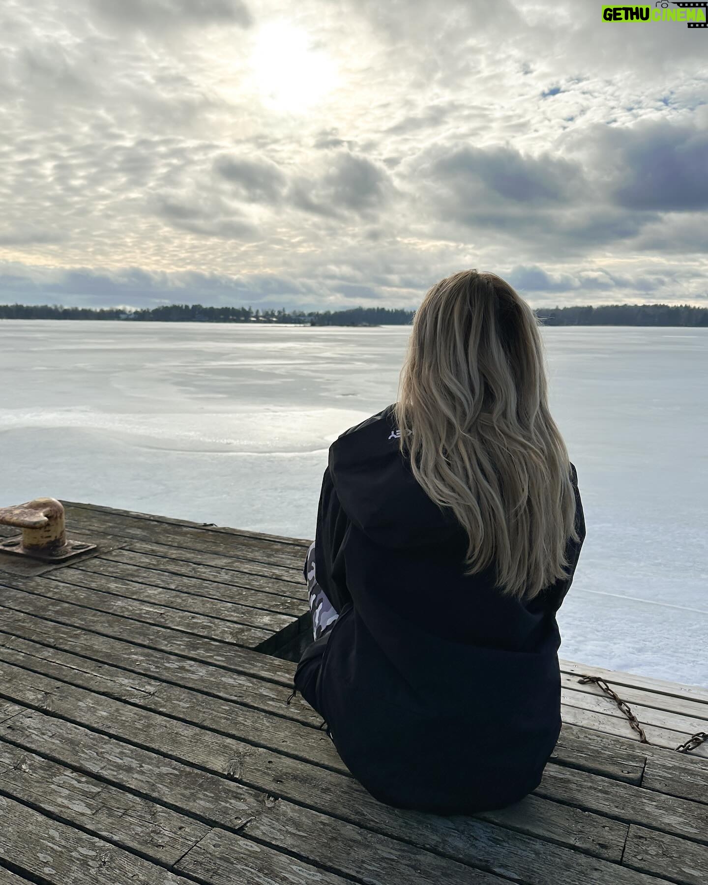 Sointu Borg Instagram - Mainos: @tyokanava / Minkälaisen mielikuvan termi “osatyökykyinen” sinussa herättää? Kantaako se päällään stigmaa? Suomessa on 410 000 osatyökykyistä, heistä työllistettynä vain 170 000. Ilman työpaikkaa on siis n. 240 000, joista iso osa kyllä haluaisi töihin, mutta työpaikkoja ei vain tunnu löytyvän. Tämä rasittaa valtiontaloutta, nakertaa hyvinvointia ja vauhdittaa syrjäytymistä. Entä mitä osatyökykyisyydellä tarkoitetaan? Osatyökykyisyys voi johtua esimerkiksi sairaudesta (siitä toipumisesta), vammasta tai elämänkriisistä. Myös pitkäaikaistyöttömyys voi aiheuttaa osatyökykyisyyttä. Näin tiivistettynä, osatyökykyisellä henkilöllä on käytössä osa työkyvystään ja halu tämän kyvyn käyttämiseen. Osatyökykyisyys ei siis tarkoita työkyvyttömyyttä. Termiin liitettävät mielikuvat ovat rekrytoivan osapuolen kannalta usein harhaanjohtavia. Toisin sanoen yritykset saattavat vältellä osatyökykyisen työntekijän palkkaamista peläten, että siitä seuraa enemmän kustannuksia kuin hyötyä. Tämä ei kuitenkaan pidä paikkaansa. Moni työllistää osatyökykyisiä tietämättään. Osatyökykyinen työntekijä ei ole tehoton työntekijä, hän vain tekee työtä tietyin yksilöllisin rajoittein. Omaan elämänpiiriini on kuulunut erilaista osatyökykyisyyttä läpi elämäni. On ollut kummallista seurata vierestä, kuinka toisinaan rehellisyydestä rekrytointitilanteissa “rokotetaan”. Kyse on ennen kaikkea ennakkoluuloista. Onko sinun työpaikallasi laadittu yhdenvertaisuus- tai vastuullisuussuunnitelmaa? Oletteko palkanneet osatyökykyisiä työntekijöitä, pohtineet sitä? Työyhteisön monimuotoisuus lisää innovatiivisuutta yrityksessäsi, houkuttelevuuttasi työnantajana sekä yhteiskunnallista koheesiota. @tyokanava organisoi “Työ tykkää kyvystä” -kampanjaa, jossa tehdään yhdessä näkyväksi se, miksi osatyökykyisten työllistäminen kannattaa! @tyokanava on yksi osa ratkaisua työttömien osatyökykyisten työllistämisessä, mutta muutokseen tarvitaan meitä kaikkia! Mukana yhteistyössä on jo useampi yritys ja lisää kumppaneita etsitään edistämään yhteistä asiaa tekoja. Lähde mukaan ja lue kampanjasta lisää osoitteesta: www.tyotykkaakyvysta.fi/ #työtykkääkyvystä #työkyky #työllisyys