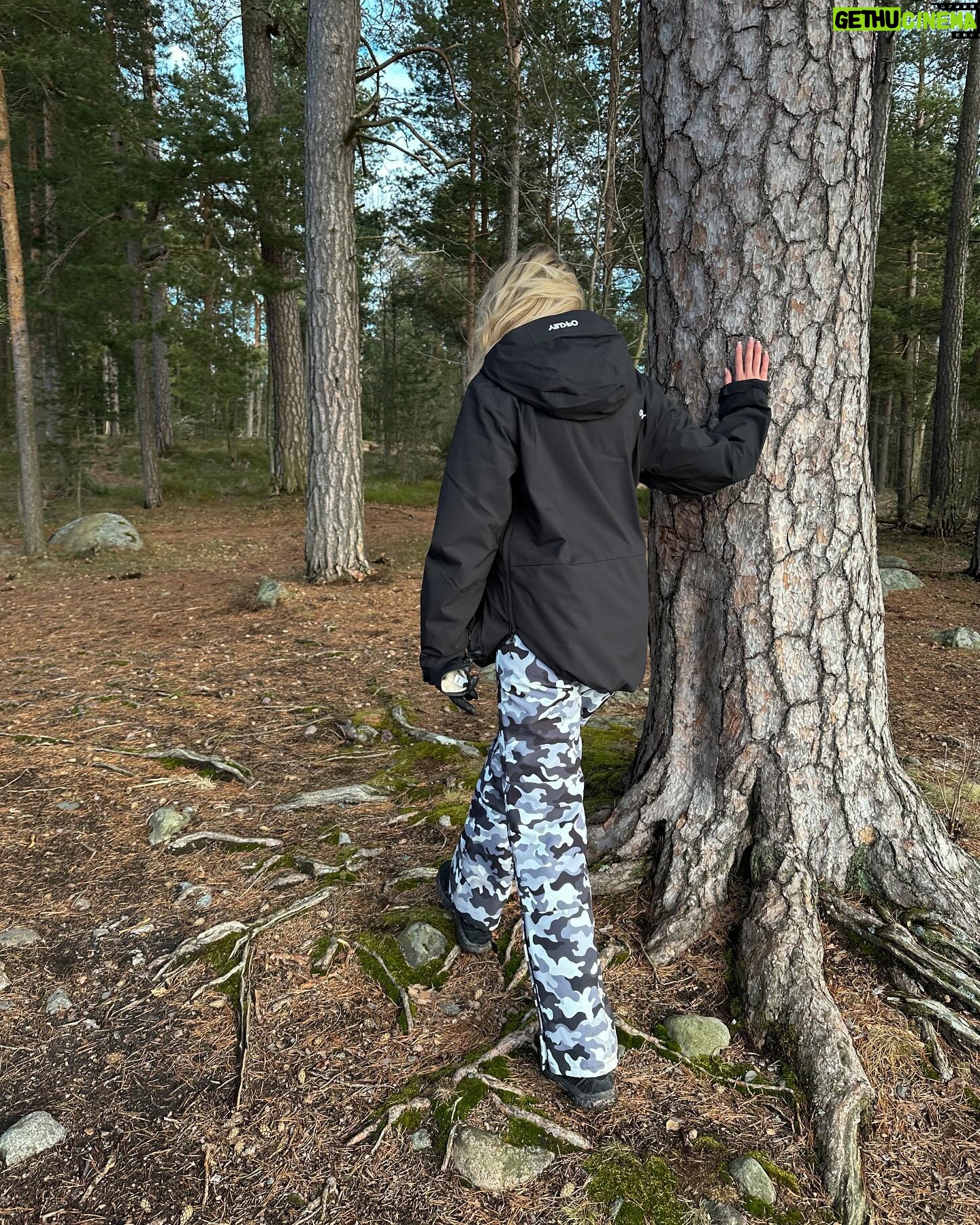 Sointu Borg Instagram - Mainos: @tyokanava / Minkälaisen mielikuvan termi “osatyökykyinen” sinussa herättää? Kantaako se päällään stigmaa? Suomessa on 410 000 osatyökykyistä, heistä työllistettynä vain 170 000. Ilman työpaikkaa on siis n. 240 000, joista iso osa kyllä haluaisi töihin, mutta työpaikkoja ei vain tunnu löytyvän. Tämä rasittaa valtiontaloutta, nakertaa hyvinvointia ja vauhdittaa syrjäytymistä. Entä mitä osatyökykyisyydellä tarkoitetaan? Osatyökykyisyys voi johtua esimerkiksi sairaudesta (siitä toipumisesta), vammasta tai elämänkriisistä. Myös pitkäaikaistyöttömyys voi aiheuttaa osatyökykyisyyttä. Näin tiivistettynä, osatyökykyisellä henkilöllä on käytössä osa työkyvystään ja halu tämän kyvyn käyttämiseen. Osatyökykyisyys ei siis tarkoita työkyvyttömyyttä. Termiin liitettävät mielikuvat ovat rekrytoivan osapuolen kannalta usein harhaanjohtavia. Toisin sanoen yritykset saattavat vältellä osatyökykyisen työntekijän palkkaamista peläten, että siitä seuraa enemmän kustannuksia kuin hyötyä. Tämä ei kuitenkaan pidä paikkaansa. Moni työllistää osatyökykyisiä tietämättään. Osatyökykyinen työntekijä ei ole tehoton työntekijä, hän vain tekee työtä tietyin yksilöllisin rajoittein. Omaan elämänpiiriini on kuulunut erilaista osatyökykyisyyttä läpi elämäni. On ollut kummallista seurata vierestä, kuinka toisinaan rehellisyydestä rekrytointitilanteissa “rokotetaan”. Kyse on ennen kaikkea ennakkoluuloista. Onko sinun työpaikallasi laadittu yhdenvertaisuus- tai vastuullisuussuunnitelmaa? Oletteko palkanneet osatyökykyisiä työntekijöitä, pohtineet sitä? Työyhteisön monimuotoisuus lisää innovatiivisuutta yrityksessäsi, houkuttelevuuttasi työnantajana sekä yhteiskunnallista koheesiota. @tyokanava organisoi “Työ tykkää kyvystä” -kampanjaa, jossa tehdään yhdessä näkyväksi se, miksi osatyökykyisten työllistäminen kannattaa! @tyokanava on yksi osa ratkaisua työttömien osatyökykyisten työllistämisessä, mutta muutokseen tarvitaan meitä kaikkia! Mukana yhteistyössä on jo useampi yritys ja lisää kumppaneita etsitään edistämään yhteistä asiaa tekoja. Lähde mukaan ja lue kampanjasta lisää osoitteesta: www.tyotykkaakyvysta.fi/ #työtykkääkyvystä #työkyky #työllisyys