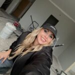 Sointu Borg Instagram - Kesäkuun lopulla päästään uuteen kotiin! Avaan teille hommaa reels-sarjan muodossa alkukesästä. Remppaprokkikseen on hypänny muutama super ihana kumppani messiin, joita voin hyvällä omatunnolla suositella myös teille. 🫶🏻 Niistä lisää myöhemmin. Avataan teille reels-sarjassa materiaalivalintoja, millasiin ratkaisuihin ollaan päädytty ja ennen-jälkeen videomateriaalia. Oon mm. aina haaveillu avokeittiöstä ja luojan kiitos, NYT SEN SAAN. Tästä tulee mun ensimmäinen ”koti, koti”, mihin tekee mieli kutsua ihmisiä käymään, mihin haluaa kunnolla asettua ja saa ennen kaikkea kokonaisuudesta ittensä näkösen. En oo ikinä tähän asti sinänsä ”laittanut kotia”, nyt siihen löytyy aivan eri tavalla mielenkiintoa ja paloa. En voi uskoa, että jossain kohtaa jo asutaan täällä. Kiitos universumi. Mulle tää koti on iso juttu myös ns. henkisellä tasolla. Se on konkretiaa viime vuosia paiskituista töistä. En rehellisesti aatellut vielä nelisen vuotta sitten, että saisin ostettua ja rempattua kohdetta omalta lempialueelta. Se oli todella kaukainen ajatus, haave tarkemmin sanottuna. Jos kipuilet ensiasunnon hankinnan kanssa, älä stressaannu tulevasta reels-sarjasta. Elämä muuttuu nopeilla sykleillä ja on muitakin tapoja säästää tulevaan, kuin oma kämppä. 🙏🏻