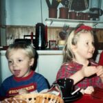 Sointu Borg Instagram - Topi täyttää tänään 30 vuotta. Niin ylpeä siitä kaikesta, mitä olet elämässäsi saavuttanut little bro. Olet viisas, syväluotaava, rakastava ja puhdassydäminen ihminen. On ollut upeaa seurata vierestä, kuinka olet rohkaissut ja inspiroinut niin monia. Näyttänyt tietä, puhjennut kukkaan. Kehotat mua usein olemaan vähemmän skeptinen ja uskomaan ihmisissä hyvään. Olemaan miettimättä muiden mielipiteitä, koska sinua siteeratakseni ”muiden mielikuvilla ei ole mitään kosmista merkitystä”. ”Älä mitä-jossittele. Olet vahvempi ja älykkäämpi kuin ajattelet” ohjeistit vähän aikaa sitten. Kehotat myös usein tekemään vähemmän töitä ja stressaamaan vähemmän. Syleilemään nykyhetkeä. Myös punnertamaan sekä lenkkeilemään enemmän ja lopettamaan discoissa käymisen (tämä on työn alla, ikä on onneksi vähentänyt myös liiallista klubeilua). Onnea veli! Olet hieno mies. 👊🏻 Huomenna juhlitaan Mansessa.