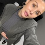 Sointu Borg Instagram - Koska ylisuorittamisen romantisointi on ysäriä, tässä mun TOP-keinot suojella omaa jaksamista, kun meneillään on tiiviimpi työputki. 1. Tuotan pettymyksiä. Tuotan niitä päivittäin. Pyrin olemaan sinut syyllisyyden kanssa. Kieltäydyn ystävien kahvikutsuista, en vastaa puhelimeen, jätän osittain whatsappia ja s-postia purkamatta. Jos joku kuolee tai syntyy, tieto saavuttaa minut kyllä. 2. Kuplaudun ja olen ajankäytöllisesti super itsekäs. Tämä sinänsä linkittyy kohtaan numero yksi. Mikäli asia ei ole akuutti, jätän reagoimatta. Kuplautumiseen kuuluu omalla kohdalla se, että laitan luuria lentotilaan ja keskityn vaan siihen, mitä sinä päivänä teen. Moni kysymys ja asia jää roikkumaan. Regoin vaan kriittiseen. En seuraa tiiviisti uutisia ja yritän olla syyllistymättä siitä, että yleissivistykseni rapautuu. 3. Sanon ei. En ota mitään ekstraa kalenteriin, vaikka kyseessä olisikin kiva juttu tai prokkis. Kun kalenteri on täynnä, se on täynnä. Olen oppinut, että jos joustan, joudun umpikujaan. 4. En piiskaa itseäni liikkumattomuudesta ja ajoittaisista huonoista syömisistä. Sitten kun arki on balanssissa ja elän rutiineissa, teen korjausliikkeen silloin. Vaadin itseltäni vähemmän itsekuria. Yritän olla armollinen ja puhua itselleni kauniisti. 5. Pidän ”suoritusputken” rajallisena. En tee siitä pysyvää olotilaa. Isoimpien rutistusten jälkeen, tähtään edessä siintävään ajanjaksoon, jossa on tilaa tai loma. Liika intensiivisyys ei saa kestää montaa kuukautta putkeen. Suoritusputken jälkeen, varaudun ”laskuihin”. 6. Käyn hieronnassa, tai kävelyllä. Annan itselleni lupaa palautua yksin ja möllöttää yksin. 7. Panostan uneen. Välillä Tomi tulee nukuttamaan, katselen videoita panda-vauvoista ja koiranpennuista. 8. Yritän vähentää ruutuaikaa tai muuten välttää ylimääräistä aivostimulaatiota. En suorita vapaa-aikaa. Jos haluan katsoa hömppää, katson hömppää. 9. En piiskaa itseäni tekemättömistä kotitöistä. Kaikkea ei voi keretä. Syön einestä, jos en jaksa kokata. Jos vessa on tuhruinen, olkoot. 10. Menen päivä kerrallaan. En tuijottele kalenteria liialti eteenpäin. Aikataulutan väliin myös ”nollauspäiviä”, eli zeroaktiviteettiaikaa. Armollisuutta viikonloppuun. 🫶🏻