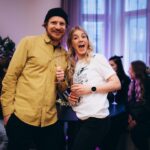 Sointu Borg Instagram – Meillä oli eilen ihanan eeppiset @sanaonvapaa 1-vuotisjuhlat. Kuulijat sai vinkata yleisönosastoon lempparijaksonsa viimeiseltä vuodelta ja sieltä valikoitui 15 vierasta partyihin aveceineen.

Oli ihanan intiimi ja motivoiva ilta. Sitä aina unohtaa, että meidän kellarihöpinöitä oikeesti kuuntelee kymmenet tuhannet ihmiset. Ihana tehdä tätä juttua just sun kanssa @jannihussi 🙏🏻 Kiitän universumia tästä setistä. Oot audioammattilainen, mutta ennen kaikkee rautanen ja vauhdikas naikkonen, kenen seurassa uskaltaa itkeä, nauraa, haastaa, romahtaa ja luoda kaikkee uutta.

Ihana @motellis oli esiintymässä eilen. Elliksen uus sinkku ”huhtikuu” julkaistaan pian. Ehdoton kuuntelusuositus. 🔥

Kakun toimitti @kakkukonditoriatartapatarta ja oli just meidän näkönen.

Ens tiistaina isketään taas studiolle. Sain teistä voimaa. 💛

@podimo_fi 
@sanaonvapaa

📸 @saniasanija 

PS. Sipsit myös kuvan mukaan maistu huolella. Ekassa kuvassa mun ja Jannin ilmeet kun bileet oli taputeltu kertoo kaiken.