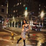 Sol Rodríguez Instagram – Haces sacrificios y más sacrificios y a veces no ves resultados.  Y Se vale llorar, se vale sentirse derrotada porq todo forma parte de tu historia. Así es la vida, hay que confiar que Dios te guía en el mejor camino, sólo te queda tener fé, seguir rezando y vivir tu vida estando presente con amor hacia ti y los demás. Estoy aprendiendo q los momentos bajos son necesarios para que cuando vengan los altos los aprecies aún más, y no te olvides de lo q te costó llegar ahí. Sin oscuridad no hay luz 🪐💫🌒