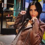 Sol Rodríguez Instagram – Haces sacrificios y más sacrificios y a veces no ves resultados.  Y Se vale llorar, se vale sentirse derrotada porq todo forma parte de tu historia. Así es la vida, hay que confiar que Dios te guía en el mejor camino, sólo te queda tener fé, seguir rezando y vivir tu vida estando presente con amor hacia ti y los demás. Estoy aprendiendo q los momentos bajos son necesarios para que cuando vengan los altos los aprecies aún más, y no te olvides de lo q te costó llegar ahí. Sin oscuridad no hay luz 🪐💫🌒