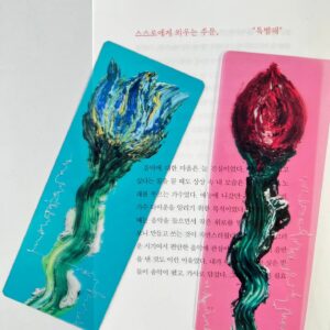 Solbi Instagram - 10년만에 쓴 에세이가 오늘 온라인 서점에 먼저 출간되었어요! 10년이란 시간들이 차곡차곡 담겨 있어서 저 또한 가슴이 벅차네요♡ 
20대를 담았던 책은 '누가 뭐라고 해도 나답게' 였는데 저는 이 말을 지키기 위해 최선을 다하며 살아온거 같아요. 이번 책 제목처럼 끝없이 자신을 탐구하고 세상에 대한 호기심을 잃지 않길 바라며.. 많은 독자분들에게 용기와 희망이 되길 바라봅니다♡

#나는매일내가궁금하다
#권지안 #굿즈들은한정판선착순이래요 ^^
#멋진추천서써주신선배님들감사합니다