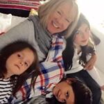 Soledad Silveyra Instagram - Hoy se me da por recordar estos momentos maravillosos, cuando me dejaban sacarles fotos mis nietas queridas ya con casi 15 y 16 no me dejan y con razón, felices pascuas familia argentina