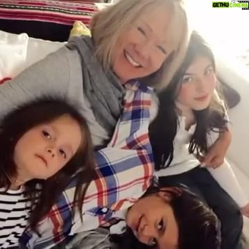 Soledad Silveyra Instagram - Hoy se me da por recordar estos momentos maravillosos, cuando me dejaban sacarles fotos mis nietas queridas ya con casi 15 y 16 no me dejan y con razón, felices pascuas familia argentina