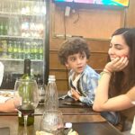 Soledad Silveyra Instagram - Con amor mis nietos Milos, Simón y Río con mi mano derecha @lucilaese🧚🏻‍♀️❤️ En la última foto verán que Simón, el gran vendedor de la familia, no dudó un instante en venderle una pulsera hecha por él mismo a José🍀
