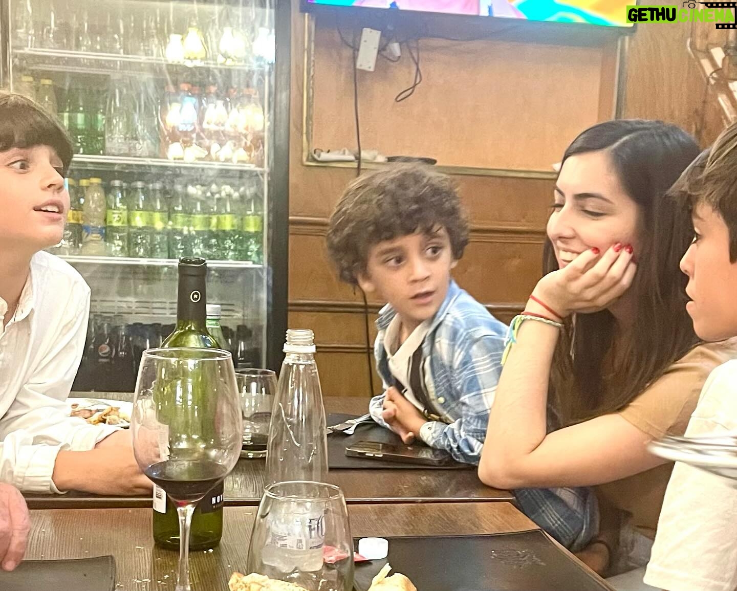 Soledad Silveyra Instagram - Con amor mis nietos Milos, Simón y Río con mi mano derecha @lucilaese🧚🏻♀️❤️ En la última foto verán que Simón, el gran vendedor de la familia, no dudó un instante en venderle una pulsera hecha por él mismo a José🍀
