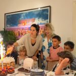 Soledad Silveyra Instagram - Así festeje los 72: rodeada de familia, amigos y los niños, mi gran orgullo🧚🏻‍♀️ Gracias @marubotanadulceysalado, @sophie.cakesandmore y @carolmihanovich por mis tortas de cumpleaños y @surdeasia por mi vestido divino. A ver si adivinan cuántos sombreros me regalaron, ya les mostraré… Y gracias a ustedes por el cariño que tan bien hace♥️