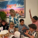 Soledad Silveyra Instagram - Así festeje los 72: rodeada de familia, amigos y los niños, mi gran orgullo🧚🏻‍♀️ Gracias @marubotanadulceysalado, @sophie.cakesandmore y @carolmihanovich por mis tortas de cumpleaños y @surdeasia por mi vestido divino. A ver si adivinan cuántos sombreros me regalaron, ya les mostraré… Y gracias a ustedes por el cariño que tan bien hace♥️