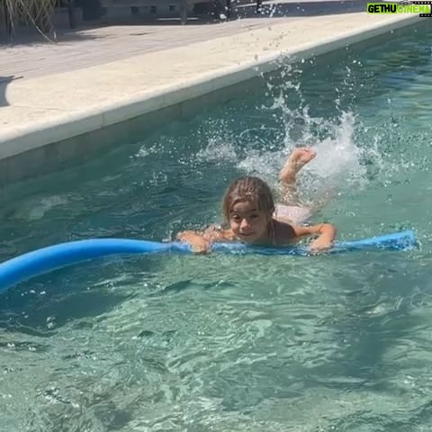 Soledad Silveyra Instagram - Adivinen quién terminó en la pileta por accidente🤣🙋🏼♀️ Disfrutando mi día de descanso en Tandil con mis sobrinas nietas Jacinta y Felicitas y su mamá @meryherran ♥️ Gracias @laprotegidatandil por cuidar tan bien a mis niñas🥰