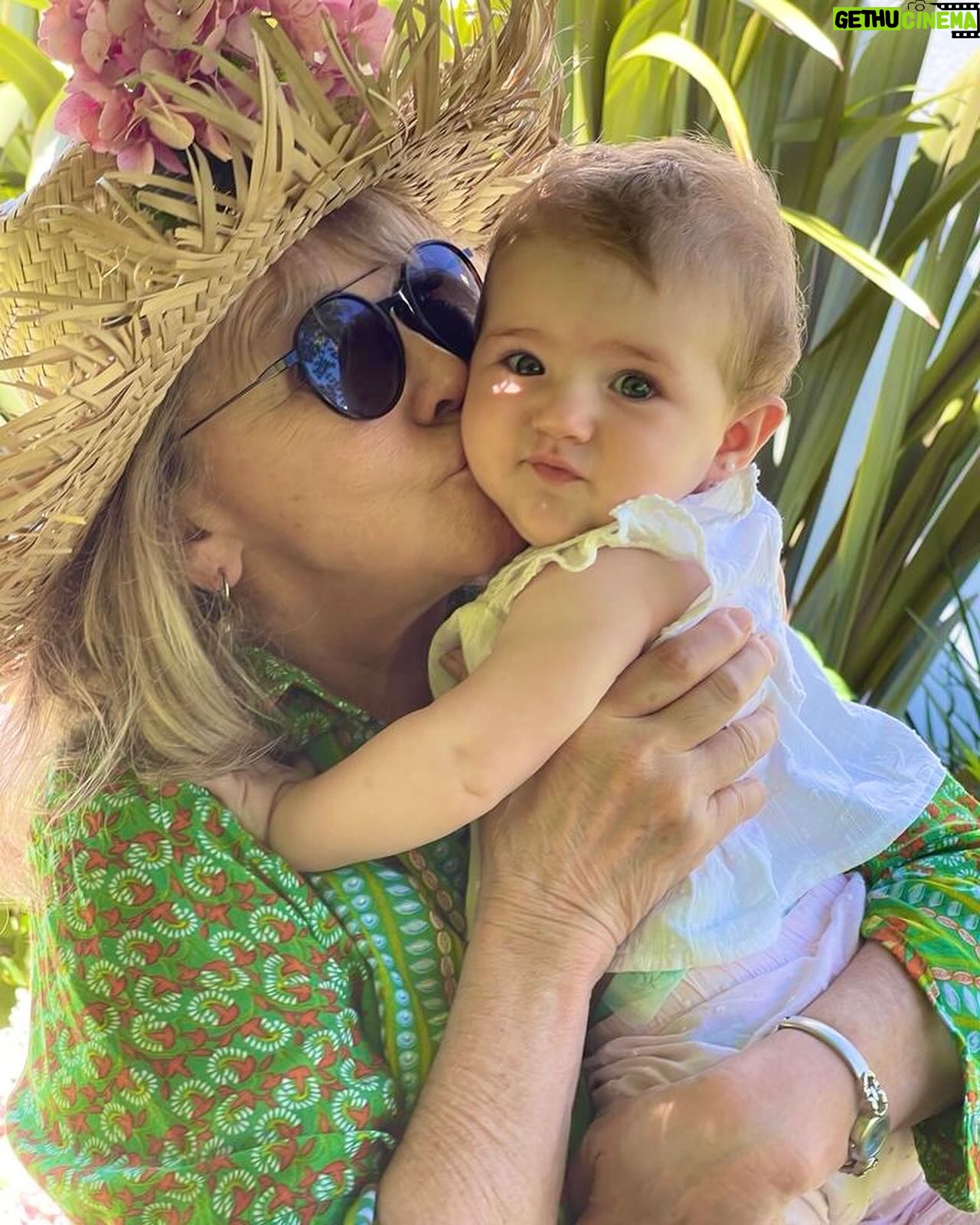 Soledad Silveyra Instagram - Adivinen quién terminó en la pileta por accidente🤣🙋🏼♀️ Disfrutando mi día de descanso en Tandil con mis sobrinas nietas Jacinta y Felicitas y su mamá @meryherran ♥️ Gracias @laprotegidatandil por cuidar tan bien a mis niñas🥰