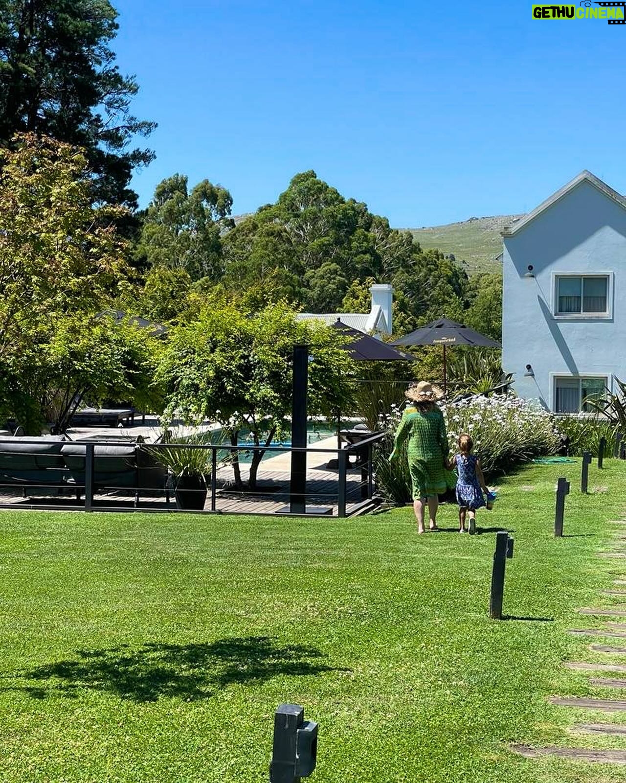 Soledad Silveyra Instagram - Adivinen quién terminó en la pileta por accidente🤣🙋🏼♀️ Disfrutando mi día de descanso en Tandil con mis sobrinas nietas Jacinta y Felicitas y su mamá @meryherran ♥️ Gracias @laprotegidatandil por cuidar tan bien a mis niñas🥰