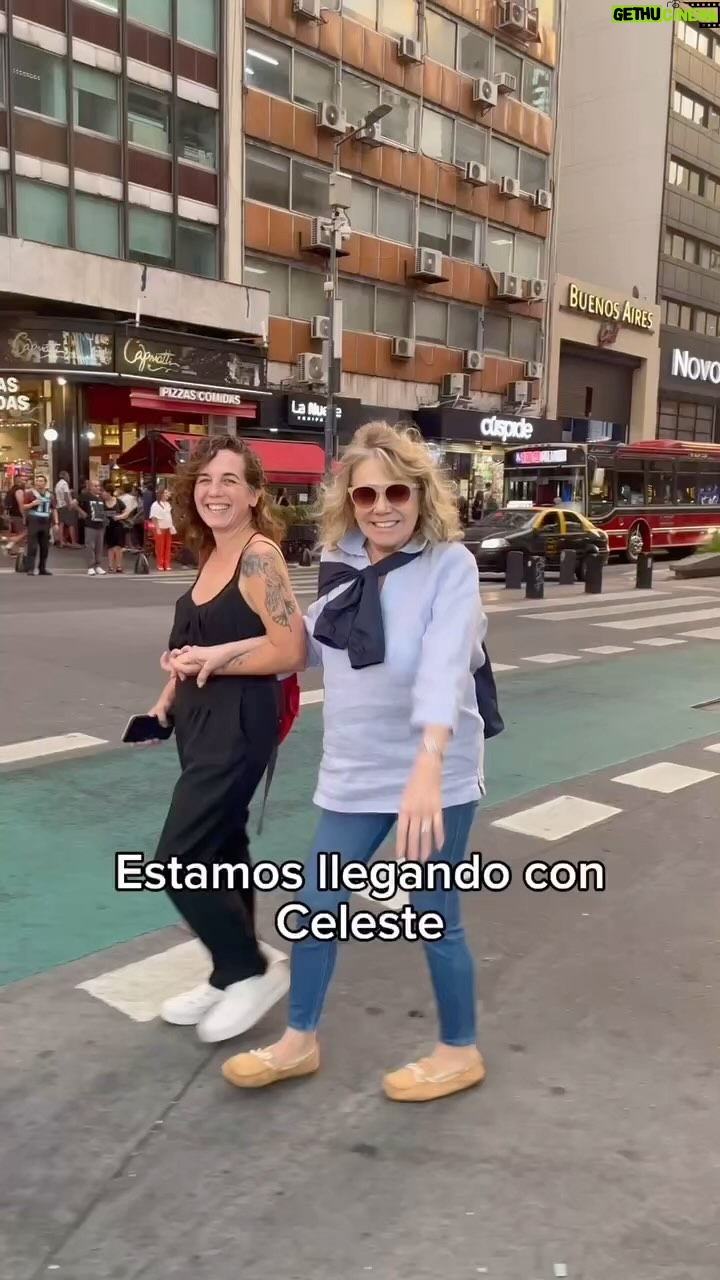 Soledad Silveyra Instagram - Hay que animarse a este espejo😱 Otro día más llegando al Teatro con este equipo técnico maravilloso: @celes_bulfoni, @patriciaberterreche, @yan.eiras, @virginia.magnago, @martin12.ar, @florungar y @lucilaese 🙌 Los esperamos con @lafuerzaobra❤️