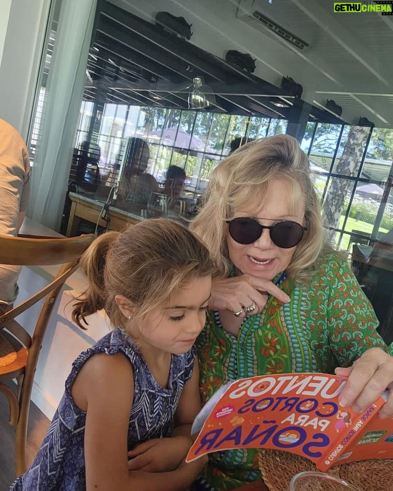 Soledad Silveyra Instagram - Adivinen quién terminó en la pileta por accidente🤣🙋🏼♀️ Disfrutando mi día de descanso en Tandil con mis sobrinas nietas Jacinta y Felicitas y su mamá @meryherran ♥️ Gracias @laprotegidatandil por cuidar tan bien a mis niñas🥰