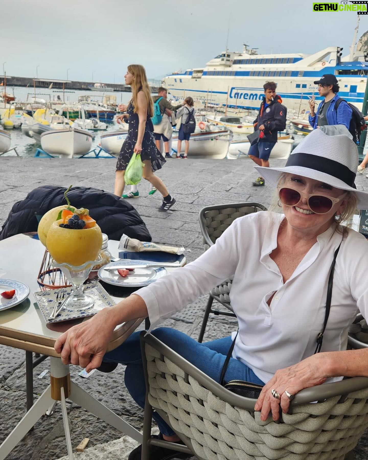Soledad Silveyra Instagram - La Grotta Azurra, Capri 💙 Por fin cumplí un sueño, gracias @mariana_ranieri y @susana.paleo.50 por haberme ayudado. Las quiero para siempre🦋 Y gracias @vazquezjoseluisbz por acompañarme🇮🇹