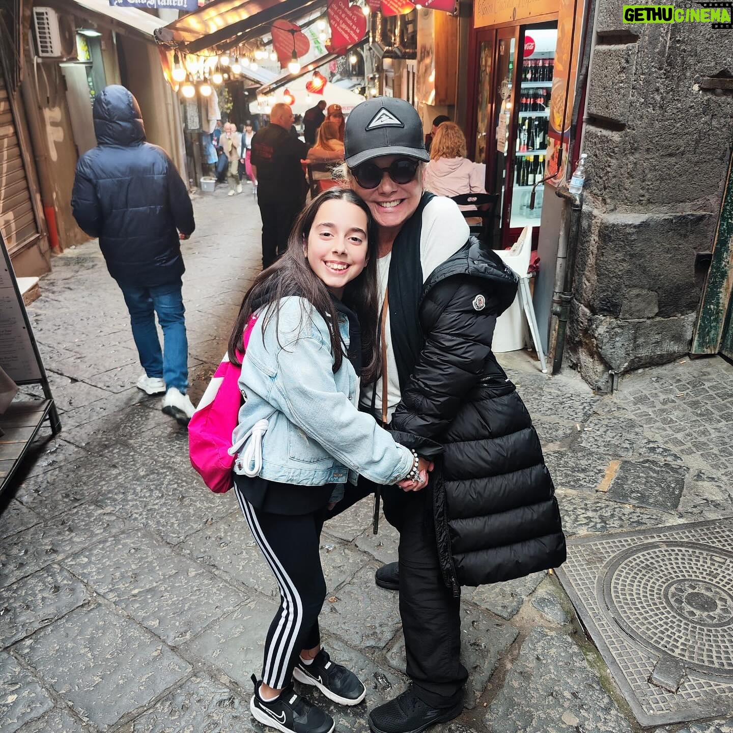 Soledad Silveyra Instagram - Con @fra_17_.g, mi amiga actriz de 11 años🦋 Nos conocimos en una mesa en Nápoles junto a su mamá @robertaadamo y nos hicimos muy amigas. Ahora yendo a su encuentro en Siracusa para ir al Teatro Greco. Ojalá algún día pueda venir a Buenos Aires🇦🇷 Ti voglio bene Francesca❤️