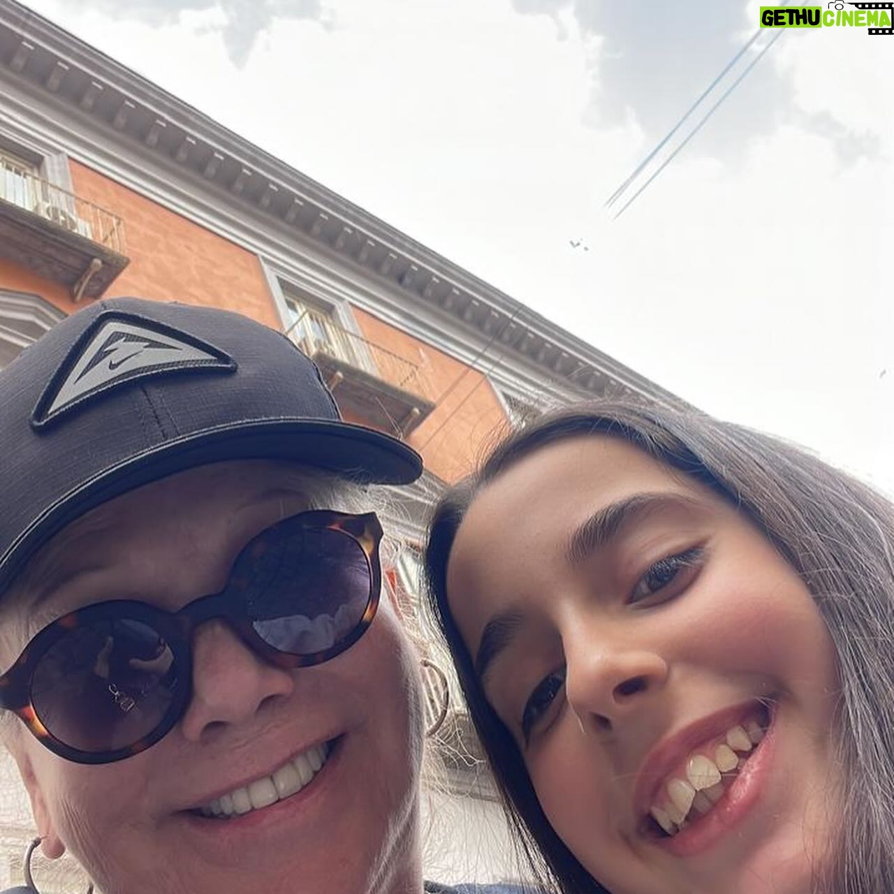 Soledad Silveyra Instagram - Con @fra_17_.g, mi amiga actriz de 11 años🦋 Nos conocimos en una mesa en Nápoles junto a su mamá @robertaadamo y nos hicimos muy amigas. Ahora yendo a su encuentro en Siracusa para ir al Teatro Greco. Ojalá algún día pueda venir a Buenos Aires🇦🇷 Ti voglio bene Francesca❤️