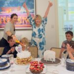Soledad Silveyra Instagram - Así festeje los 72: rodeada de familia, amigos y los niños, mi gran orgullo🧚🏻‍♀️ Gracias @marubotanadulceysalado, @sophie.cakesandmore y @carolmihanovich por mis tortas de cumpleaños y @surdeasia por mi vestido divino. A ver si adivinan cuántos sombreros me regalaron, ya les mostraré… Y gracias a ustedes por el cariño que tan bien hace♥️