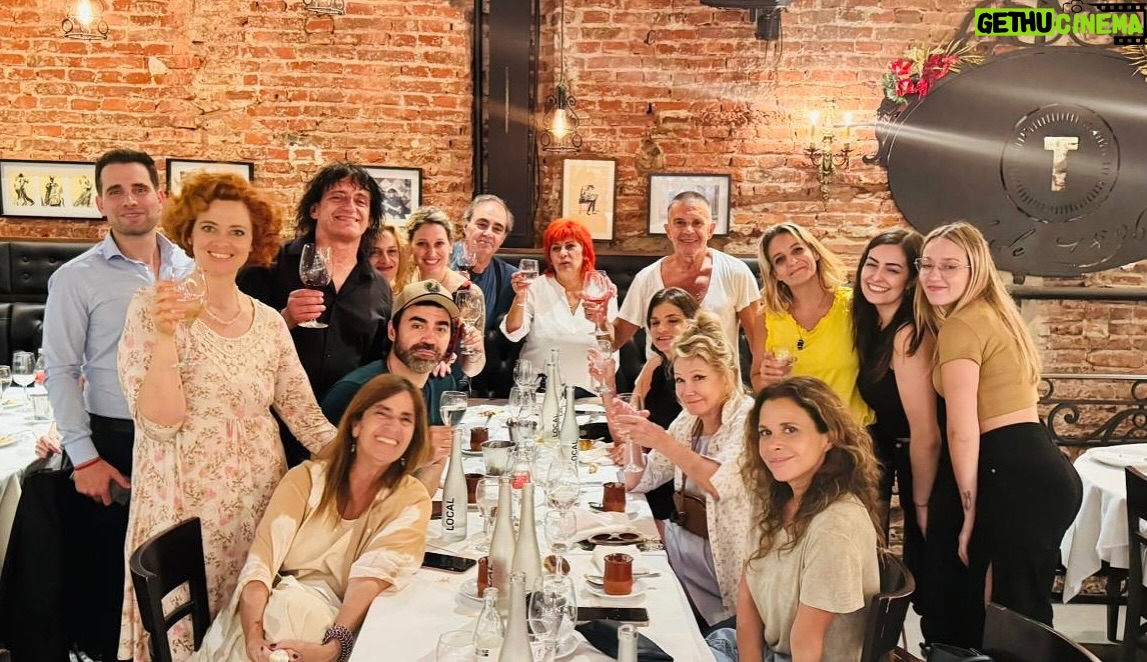 Soledad Silveyra Instagram - Comida de estreno en @eltropezonrestaurant, una alegría🎭 Lamenté la falta de nuestras 2 vestidoras, Celeste y Pato, y de mi querido maquinista Martín. Los quiero y cómo dice Aurora en @lafuerzaobra: a seguir adelante❤️ Gracias público querido por el cariño!!