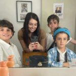 Soledad Silveyra Instagram - Con amor mis nietos Milos, Simón y Río con mi mano derecha @lucilaese🧚🏻‍♀️❤️ En la última foto verán que Simón, el gran vendedor de la familia, no dudó un instante en venderle una pulsera hecha por él mismo a José🍀