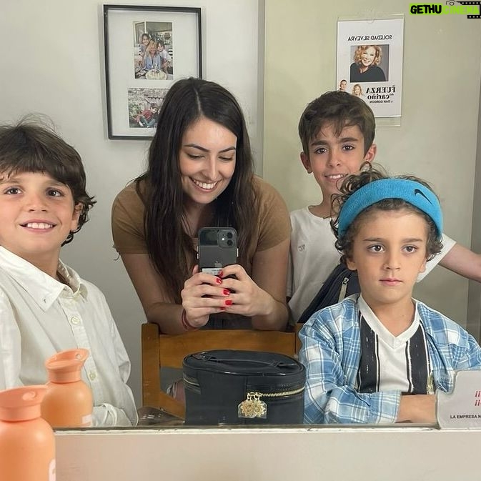 Soledad Silveyra Instagram - Con amor mis nietos Milos, Simón y Río con mi mano derecha @lucilaese🧚🏻♀️❤️ En la última foto verán que Simón, el gran vendedor de la familia, no dudó un instante en venderle una pulsera hecha por él mismo a José🍀