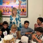 Soledad Silveyra Instagram - Así festeje los 72: rodeada de familia, amigos y los niños, mi gran orgullo🧚🏻‍♀️ Gracias @marubotanadulceysalado, @sophie.cakesandmore y @carolmihanovich por mis tortas de cumpleaños y @surdeasia por mi vestido divino. A ver si adivinan cuántos sombreros me regalaron, ya les mostraré… Y gracias a ustedes por el cariño que tan bien hace♥️