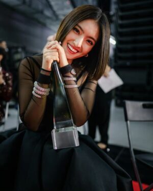 Somaline Ang Instagram - What a night!!!! I'm so happy!!!!🌟
Star Awards 2024 🥹❤️‍🔥
Thank you @dneo @authentic.living @huangxueling for loving me❤️❤️❤️❤️ 
Thank you @honglingfc , 辛苦了！
Thank you my team for making me so beautiful 😍
Style by @samonggg in @versace @bulgari 
Hair by @calvingan26 
Nails by @nailsfifthavenue
Picture by @yukee.o @yukeeong.official
Makeup by @shaunleelee 

#StarAwards2024