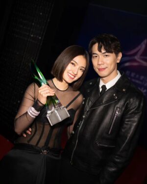 Somaline Ang Instagram - What a night!!!! I'm so happy!!!!🌟
Star Awards 2024 🥹❤️‍🔥
Thank you @dneo @authentic.living @huangxueling for loving me❤️❤️❤️❤️ 
Thank you @honglingfc , 辛苦了！
Thank you my team for making me so beautiful 😍
Style by @samonggg in @versace @bulgari 
Hair by @calvingan26 
Nails by @nailsfifthavenue
Picture by @yukee.o @yukeeong.official
Makeup by @shaunleelee 

#StarAwards2024