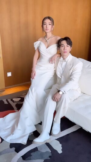 Somaline Ang Instagram - They are so cute together ❤️❤️ @nickk_teo @honglingg_ 
Makeup @shaunleelee 
Hair @calvingan26 
Styling @samonggg 
Jewelry @bulgari 
Wedding dress @belleandtulle @romonakevezacollection 
Wedding planner @smittenoccasions 
Venue @jwmarriottsg